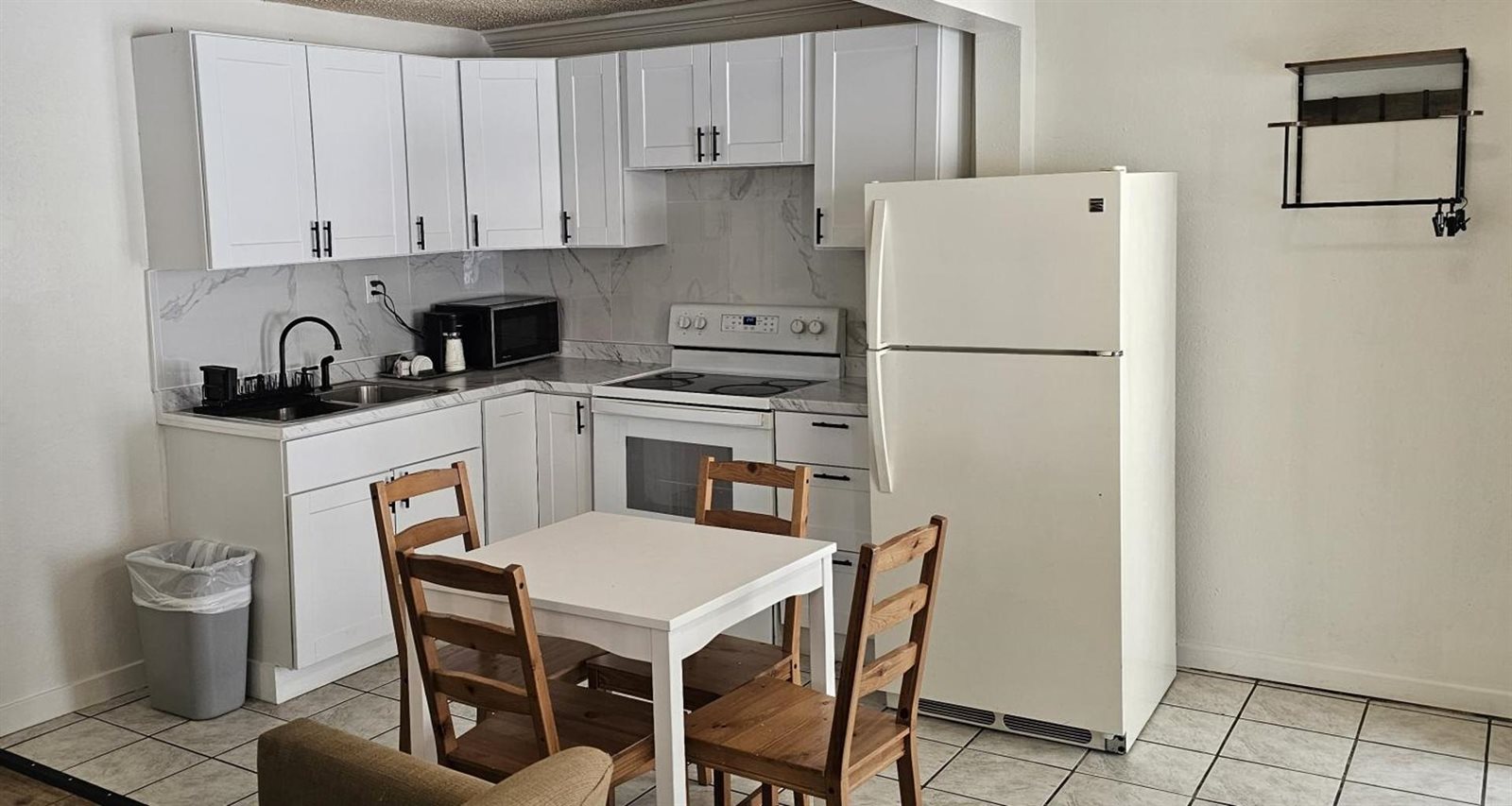 Deluxe Double Queen Kitchen at H&H Motor Lodge, photo 2 of 4