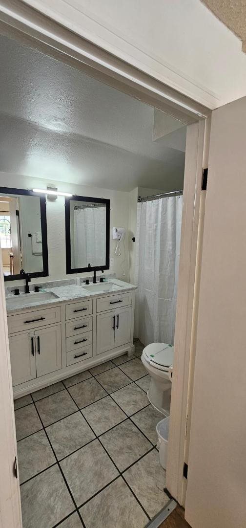 Deluxe Double Queen Kitchen at H&H Motor Lodge, photo 3 of 4