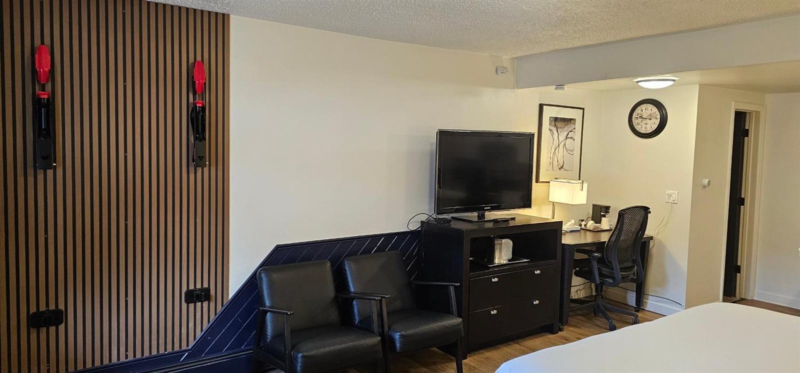 Deluxe Single King Studio at H&H Motor Lodge, photo 1 of 5