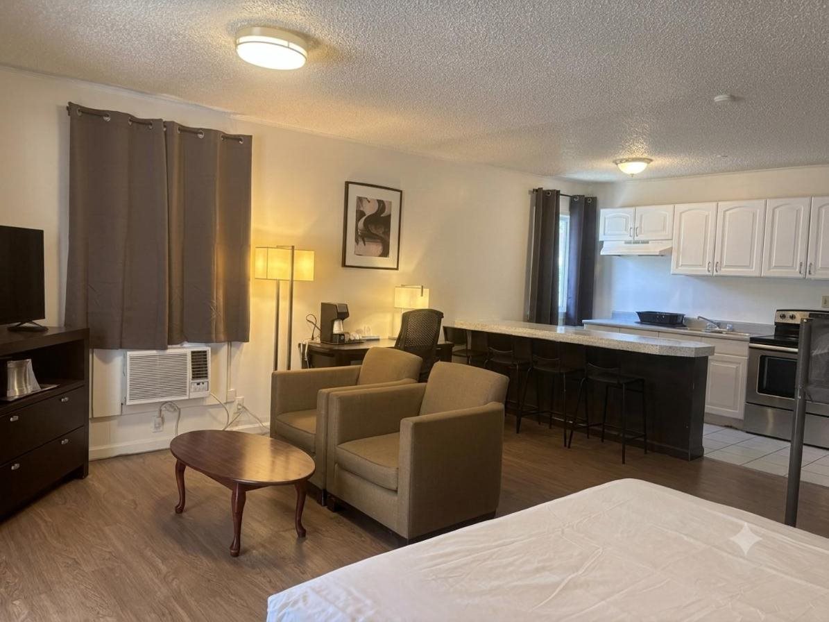 Deluxe Single Queen Studio Bunk at H&H Motor Lodge, photo 1 of 3