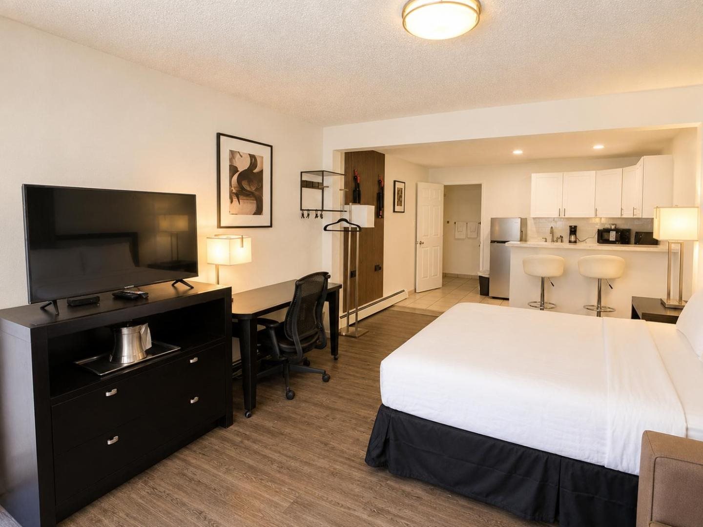 Deluxe Single Queen Studio at H&H Motor Lodge, photo 1 of 6