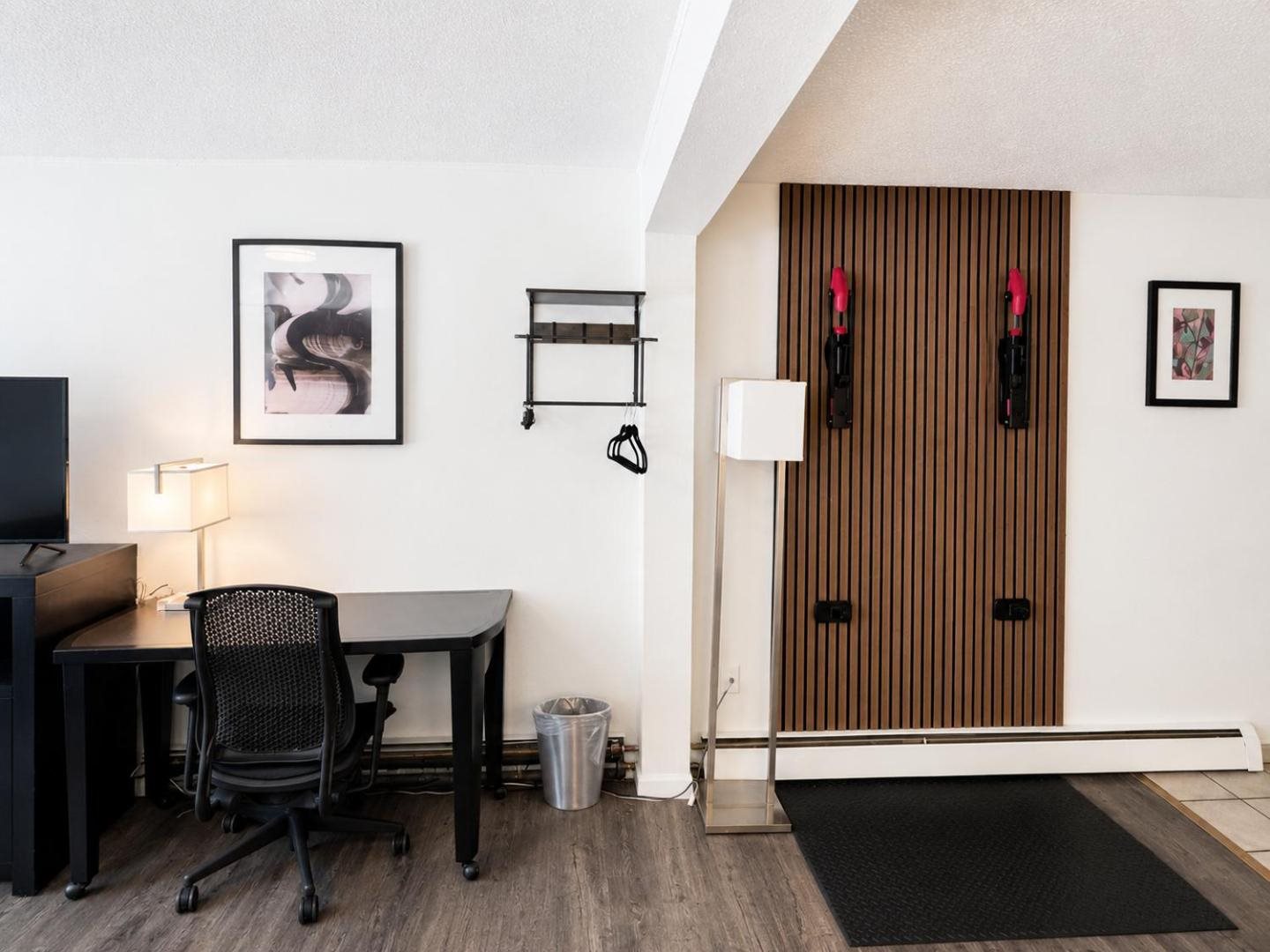 Deluxe Single Queen Studio at H&H Motor Lodge, photo 3 of 6