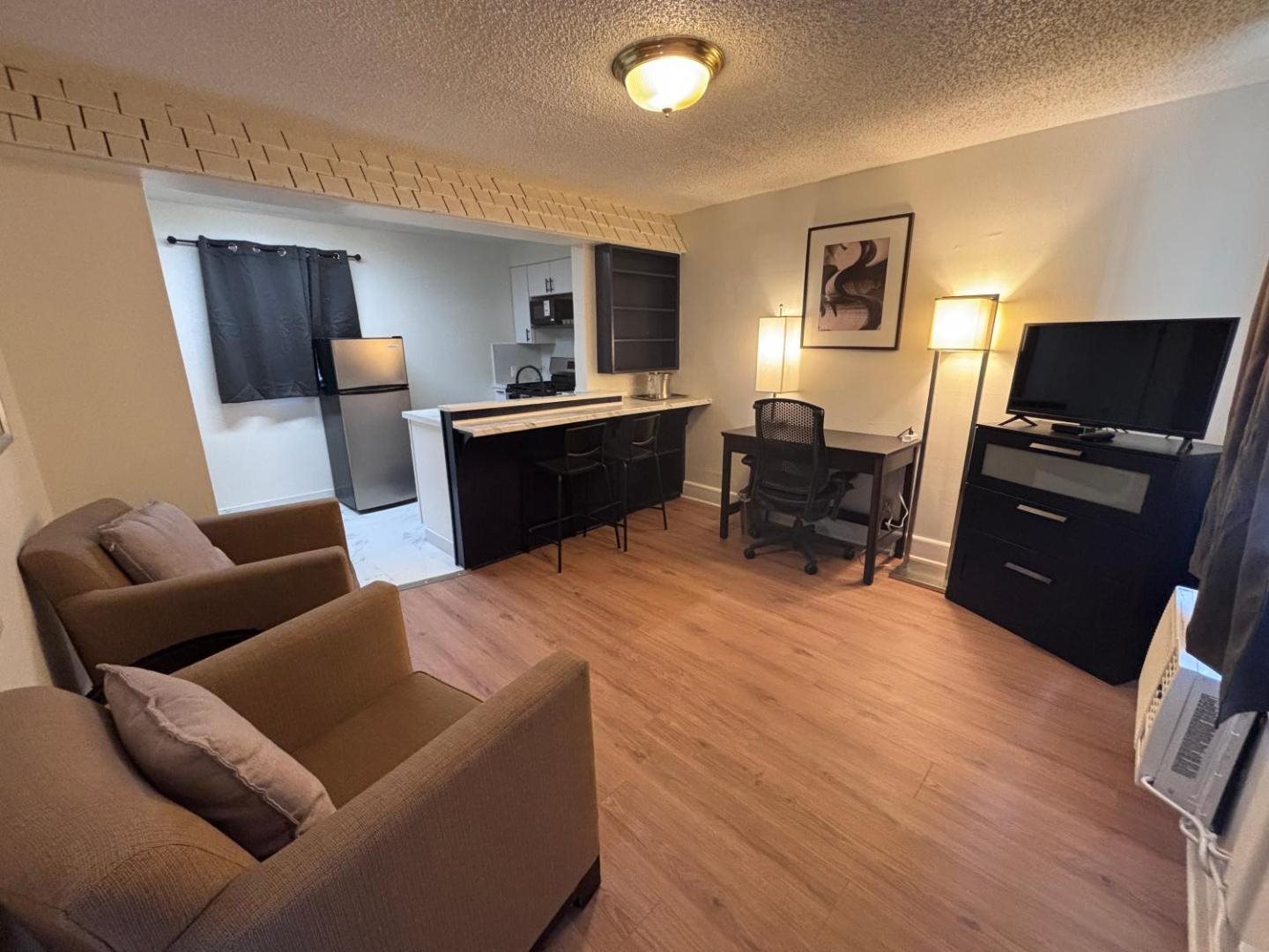 Deluxe Single Queen Suite at H&H Motor Lodge