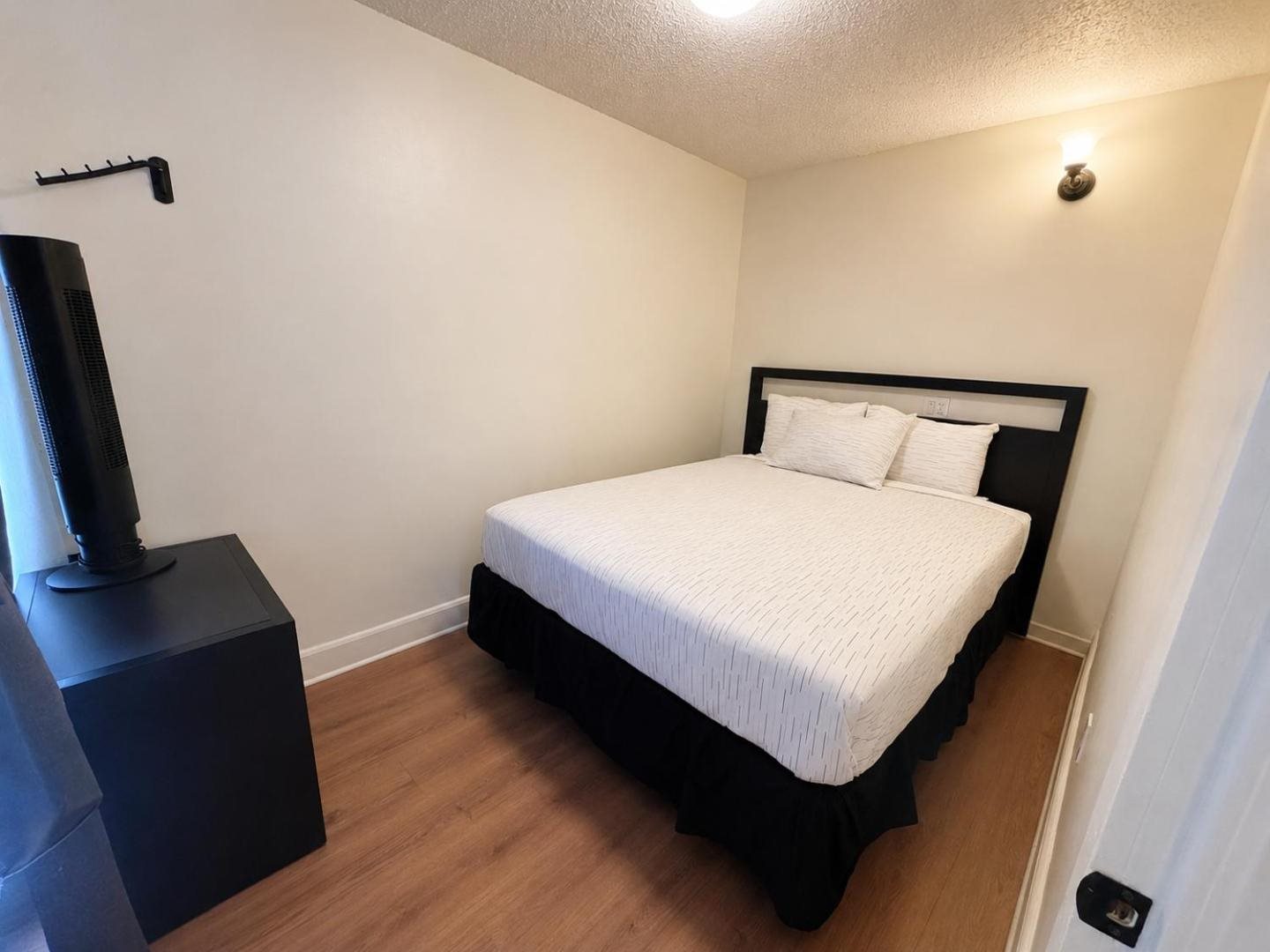 Deluxe Single Queen Suite at H&H Motor Lodge, photo 2 of 4