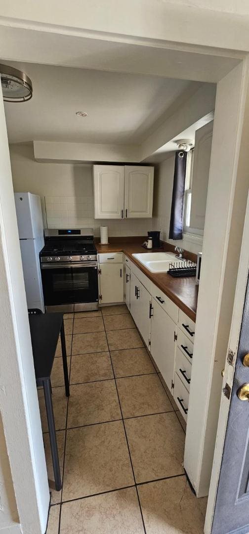 Family Room Kitchen at H&H Motor Lodge, photo 4 of 4