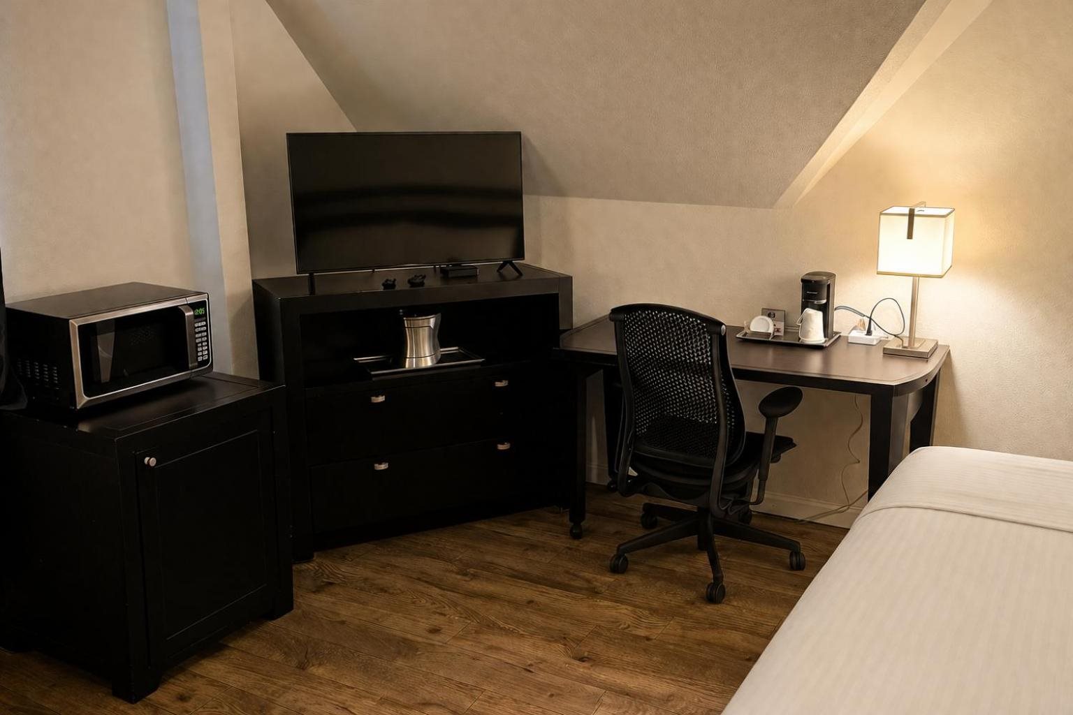 Standard Single King at H&H Motor Lodge, photo 4 of 6